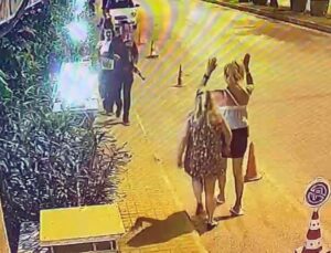 Oyuncak tüfekle sokakta dolaşınca gözaltına alındı