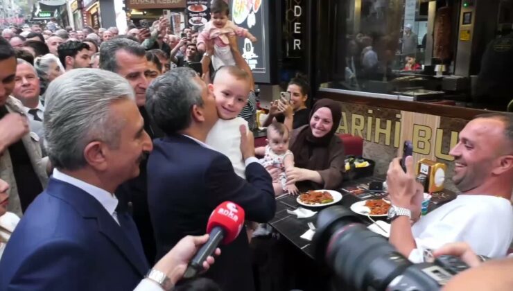 Özgür Özel Bursa’da esnafı ziyaret etti: “En düşük emekli maaşı önce asgari ücrete sonra bir buçuk asgari ücrete çıkacak”