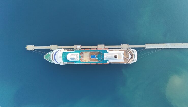 Palau bayraklı kruvaziyer “Astoria Grande” Alanya Limanı’na demirledi