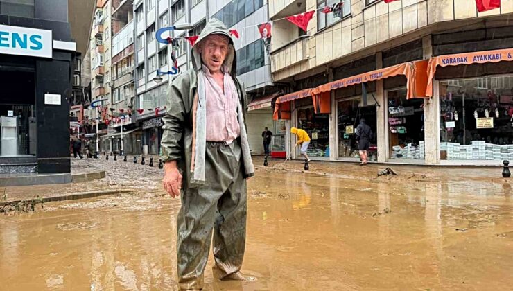 Rize’de selin vurduğu İyidere ve Pazar’da iş yerlerinde temizlik başladı