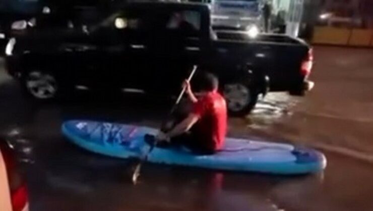 Sakarya Adapazarı’nda su basan sokakta SUP ile gezintiye çıkan vatandaş görüntülendi