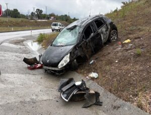 Sakarya Hendek’te otomobil yağışta takla attı, 2 kişi yaralandı