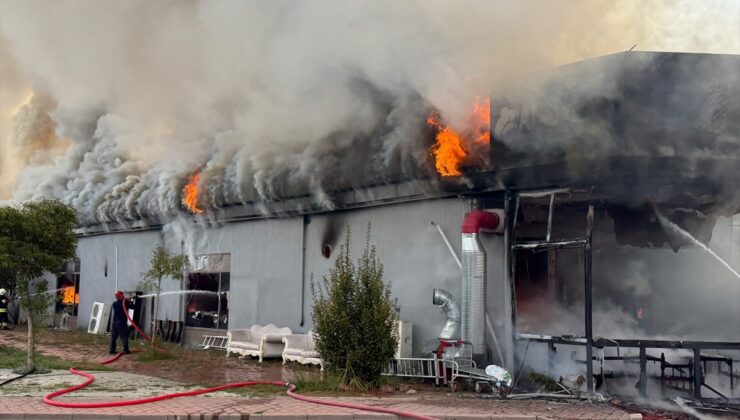 Sakarya Serdivan’da restoran yangını 15 araç ve 27 personelle söndürüldü