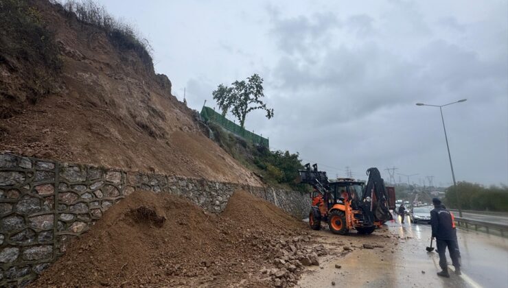 Sakarya’da sağanak su baskınına yol açtı, mahsur kalanlar kepçeyle kurtarıldı