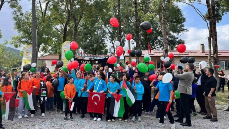 Samsun Kavak’ta Gazze’deki çocuklara destek için uçurtmalar uçuruldu