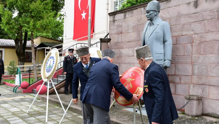 Samsun Ladik’te Gaziler Günü’nde Atatürk Anıtı’na çelenk sunuldu