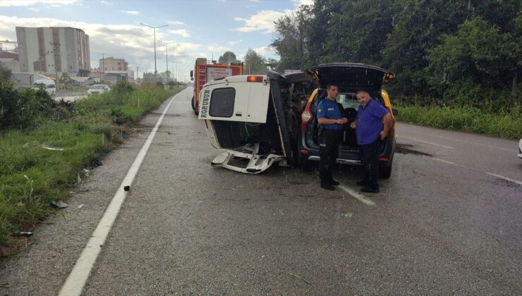 Samsun’da minibüs ile taksinin çarpıştığı kazada 2 kişi yaralandı