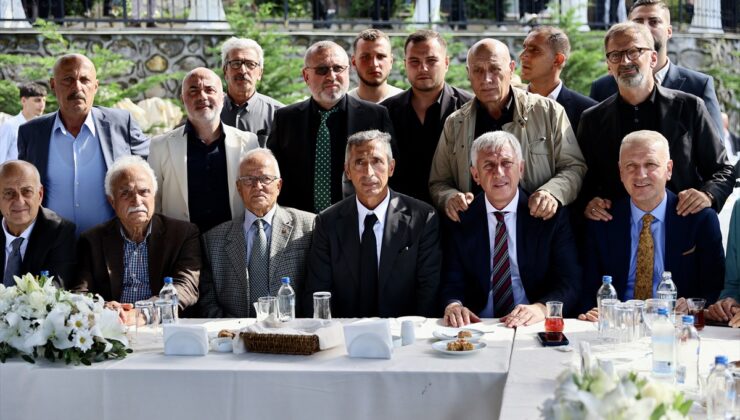 Saral ailesi Trabzon’un Sürmene ilçesinde Baştımar Ailesi Müzesi’nde yemekte buluştu
