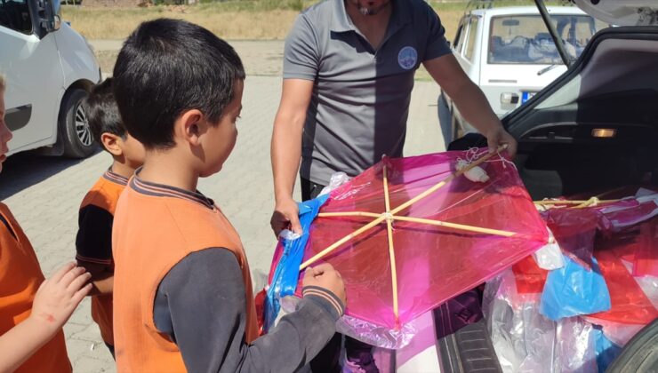 Sarıoğlan’da uçurtmalar Gazzeli çocuklar için uçuruldu