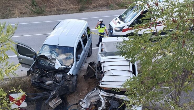 Sinop’ta otomobille hafif ticari aracın çarpıştığı kazada 1 kişi öldü, 5 kişi yaralandı