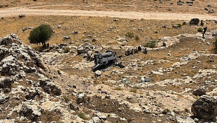 Şırnak Güçlükonak’ta hafif ticari araç şarampole devrildi, 2 kişi ağır yaralandı