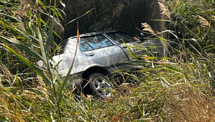Sivas Akıncılar’da otomobil şarampole devrildi, 66 yaşındaki sürücü yaralandı.
