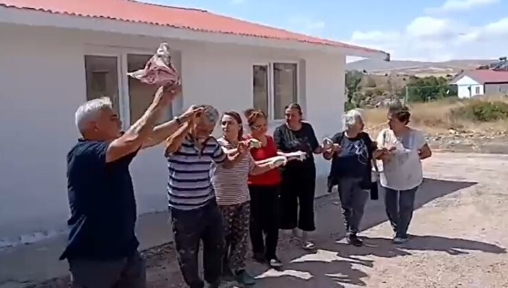 Sivas Kangal’da köylüler 50 yıllık okulu imeceyle yeniledi, halayla kutladı
