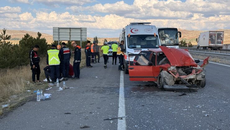 Sivas-Kayseri yolunda TIR’a çarpan otomobilde 2’si çocuk 6 kişi yaralandı