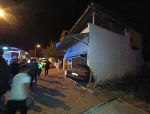 Sivas Suşehri’de otomobil garaj duvarına çarptı, 2 kişi yaralandı
