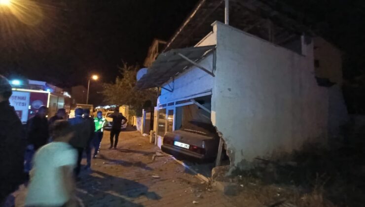 Sivas Suşehri’de otomobil garaj duvarına çarptı, 2 kişi yaralandı