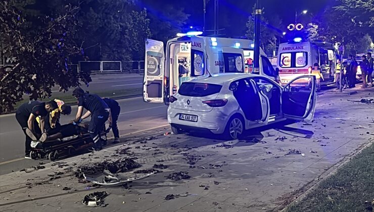 Sivas’ta aydınlatma direğine çarpan otomobildeki 3 kişi yaralandı