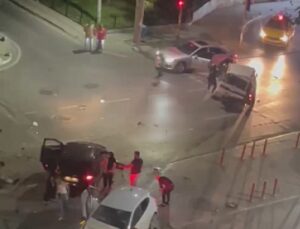 Sultangazi’de zincirleme kaza kameraya yansıdı, 3 araç karıştı, 5 kişi yaralandı