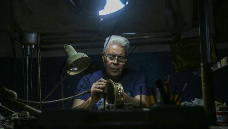 Suriyeli demir ustası Halep’te 50 yılı aşkın süredir metal üzerine sanat işliyor