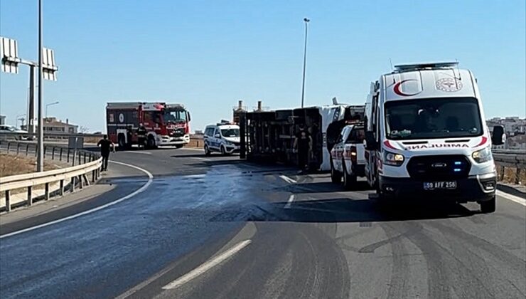 Tekirdağ Ergene’de devrilen tırdan sızan mazot ulaşımı aksattı, sürücü yaralandı