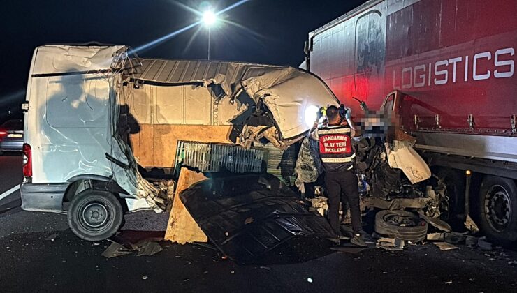 Tekirdağ’da minibüs, TIR’a arkadan çarptı; 1 ölü, 1 yaralı