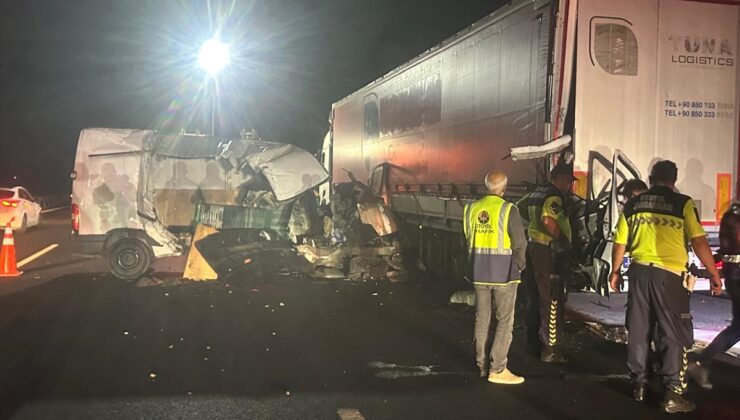 Tekirdağ’da tıra çarpan minibüsteki 1 kişi öldü