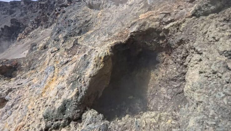 Tendürek Dağı’nın Kraterinde Cehennem Çukuru Keşfi: Gaz ve Buhar Çıkışları Görüntülendi