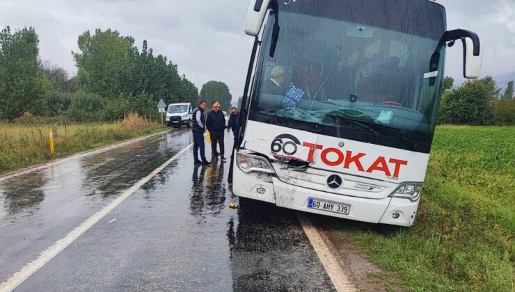 Tokat-Almus yolunda yolcu otobüsü kamyonete arkadan çarptı, 2 kişi yaralandı