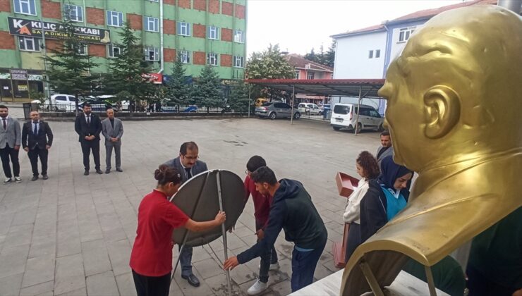 Tokat Yeşilyurt’ta İlköğretim Haftası programında yeni öğrencilere çiçek verildi.