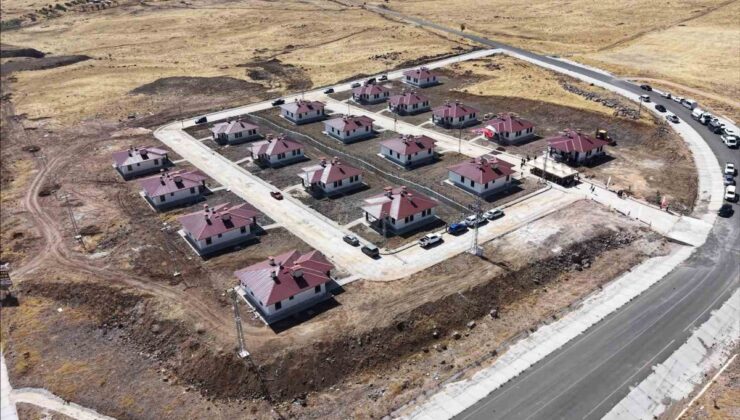 Tunceli Pertek Beydamı’da 18 kırsal konutun anahtarı hak sahiplerine teslim edildi
