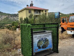 Tunceli’de çöp konteynerleri çim çitli kafeslerle çevrilerek kirlilik azaltılıyor