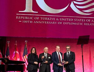 Türkiye-ABD Galası’nda Rahmi Koç ve Bill Ford onur ödülüne layık görüldü