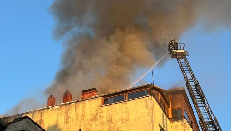Uşak’ta Apartman Çatısında Yangın