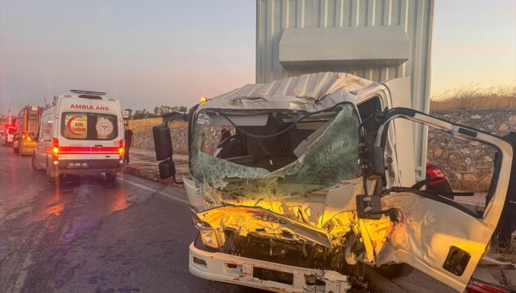 Uşak’ta itfaiye aracıyla kamyonun çarpışması sonucu 1 kişi öldü, 2 itfaiye çalışanı yaralandı
