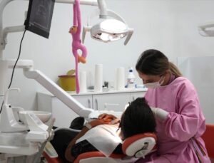 Uzmanından çocuklara günde en az iki kez diş fırçalama önerisi