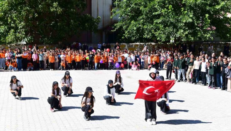 Van Çatak’ta İlköğretim Haftası Atatürk İlkokulu’nda düzenlenen programla başladı
