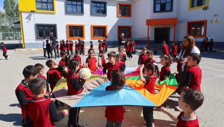 Van’da çocuklar “Maarifin Kalbinde Oyun” etkinliğinde eğlendi
