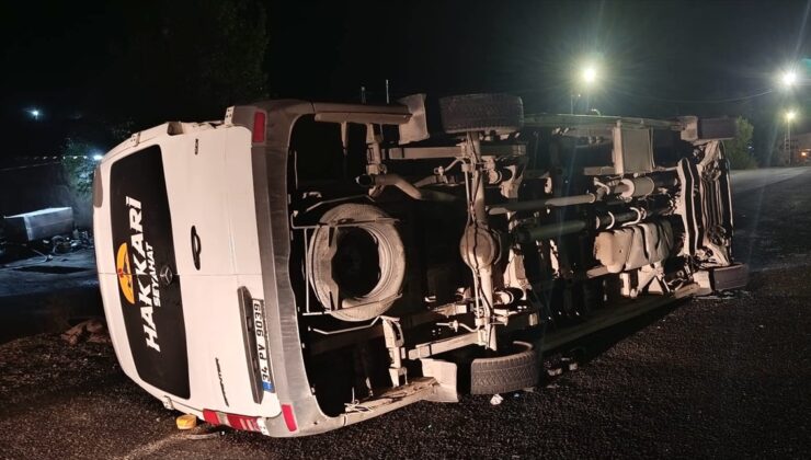 Van’da minibüsle kamyonun çarpıştığı kazada 13 kişi yaralandı
