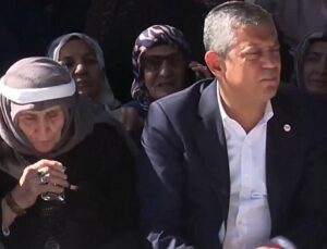Vatandaş okuyup üflediği suyu Özgür Özel’e içirdi
