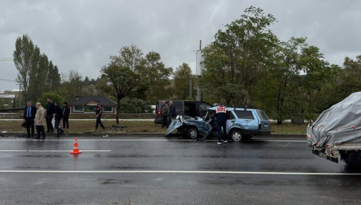 Yalova-Bursa’da minibüsle çarpışan otomobil ikiye bölündü, sürücü öldü, 4 yaralandı