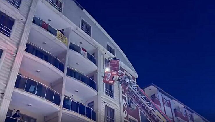 Yangın çıkan binada vatandaşlar, merdivenli itfaiye aracıyla tahliye edildi