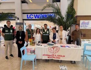 Yeşilay Diyarbakır Şubesi sağlıklı yaşam için bilgilendirme standı kurdu