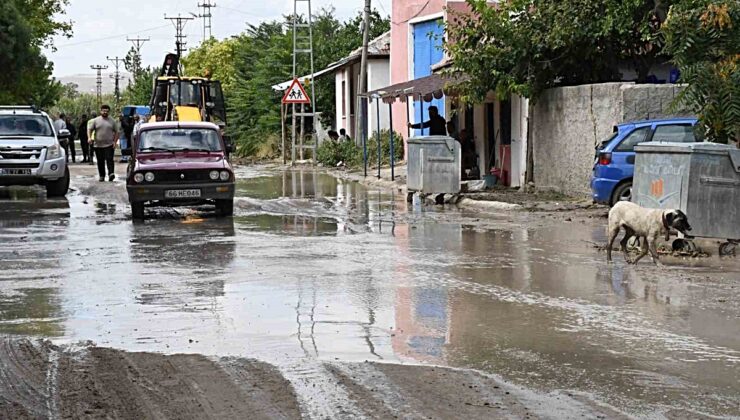 Yozgat Şefaatli’de selde evler ve cami zarar gördü, beton mikseri devrildi