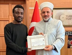 24 yaşındaki Kongolu öğrenci Bolu’da Müslüman olup Osman ismini aldı