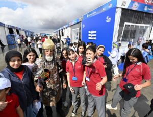 72 yaşındaki Hasan Keskin, temsili savaşçı kıyafetiyle TEKNOFEST’te ilgi görüyor