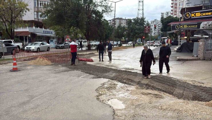 Adana Çukurova’da şiddetli yağış sonrası yol çöktü, araçlar çukura saplandı