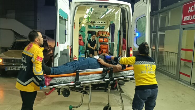 Adana Kozan’da otomobil park halindeki kamyonete çarptı, 2 kişi yaralandı