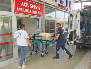 Adana Kozan’da otomobille çarpışan motosikletteki çift yaralandı, kaza kamerada