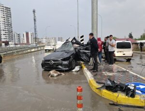 Adana Seyhan’da kontrolden çıkan otomobil yön levhası direğine çarptı, sürücü öldü