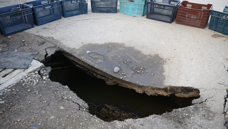 Adana’da çöken yolda ekipler çalışma başlattı